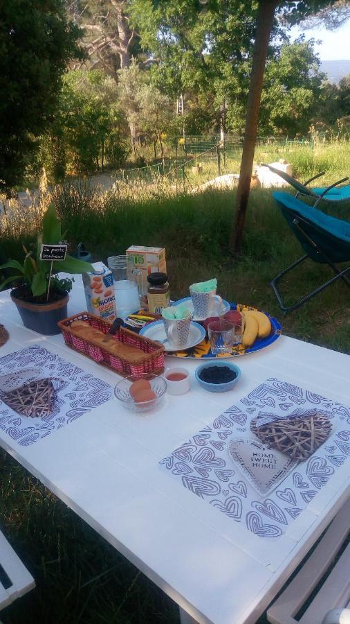Les Cigales Panzió Villelaure Kültér fotó
